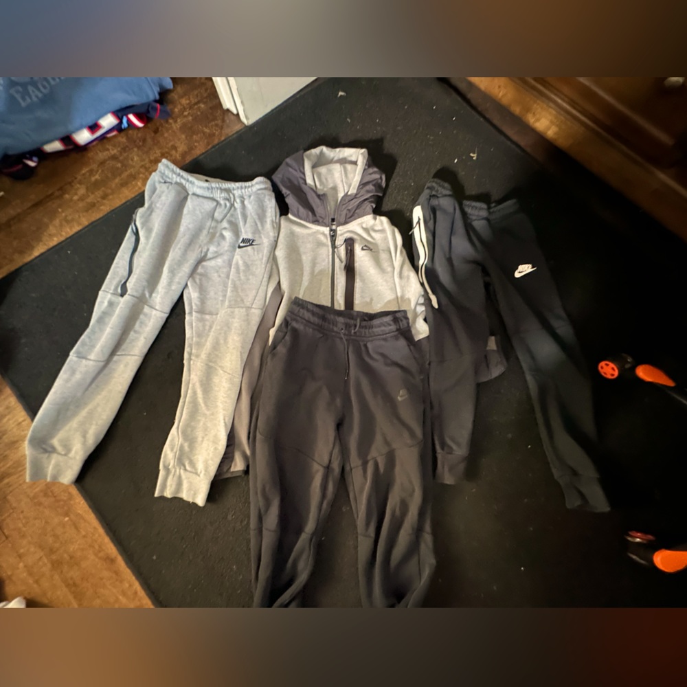 Nike tech bundle. All in great condition with no stains or tears or any flaws!!!